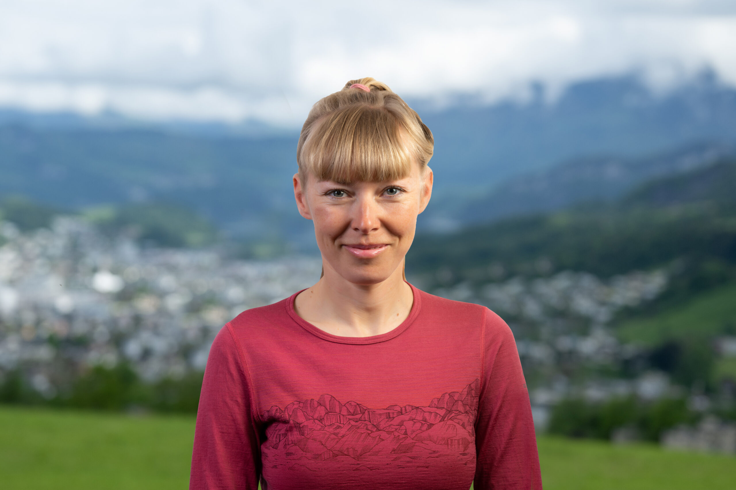 Tandempilotin Iamina Ilea lächelt vor einer Bergkulisse in der Zentralschweiz
