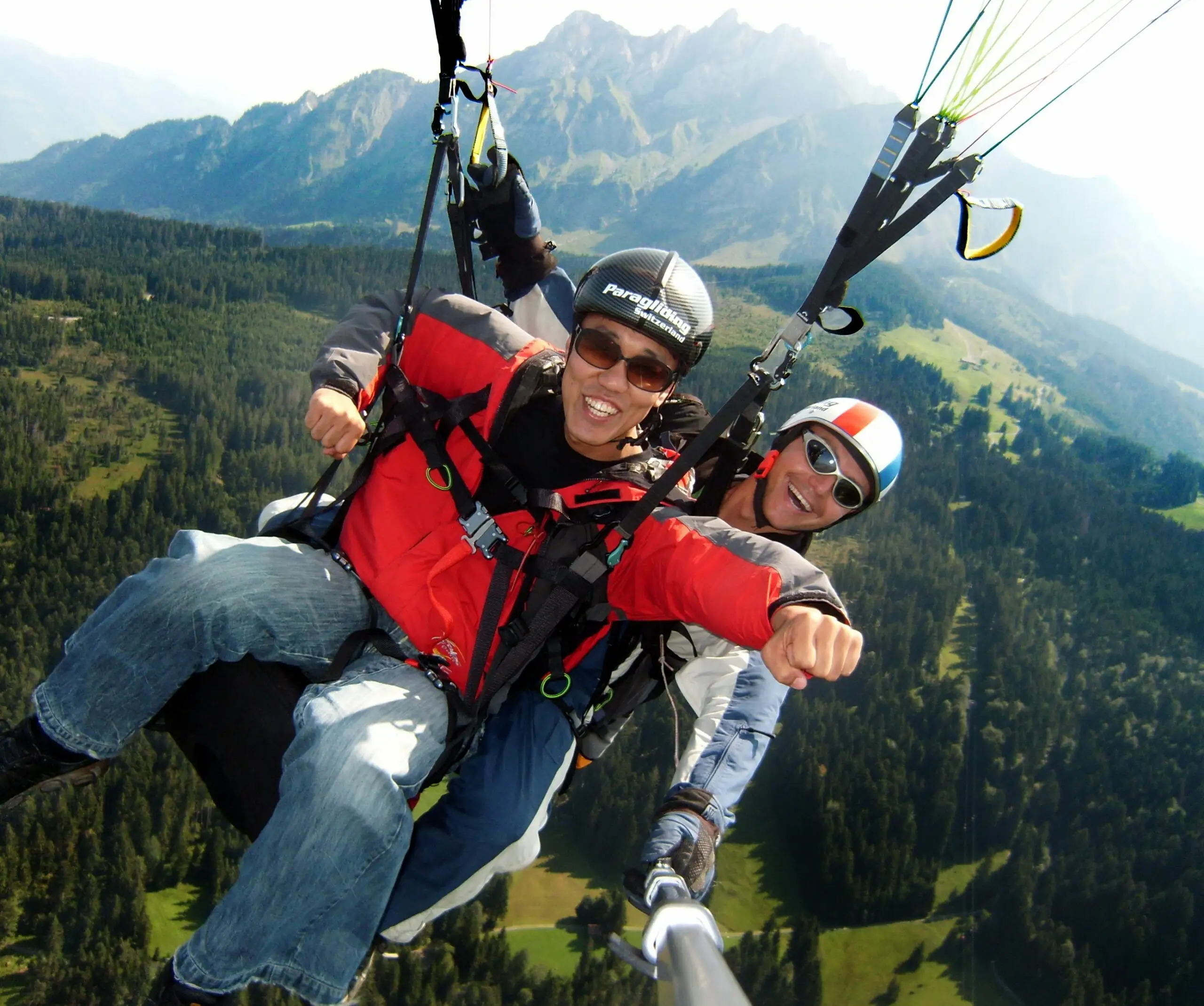 Tandemflug am Pilatus bei Luzern: Passagier und Pilot in der Superman-Pose über dem Wald.