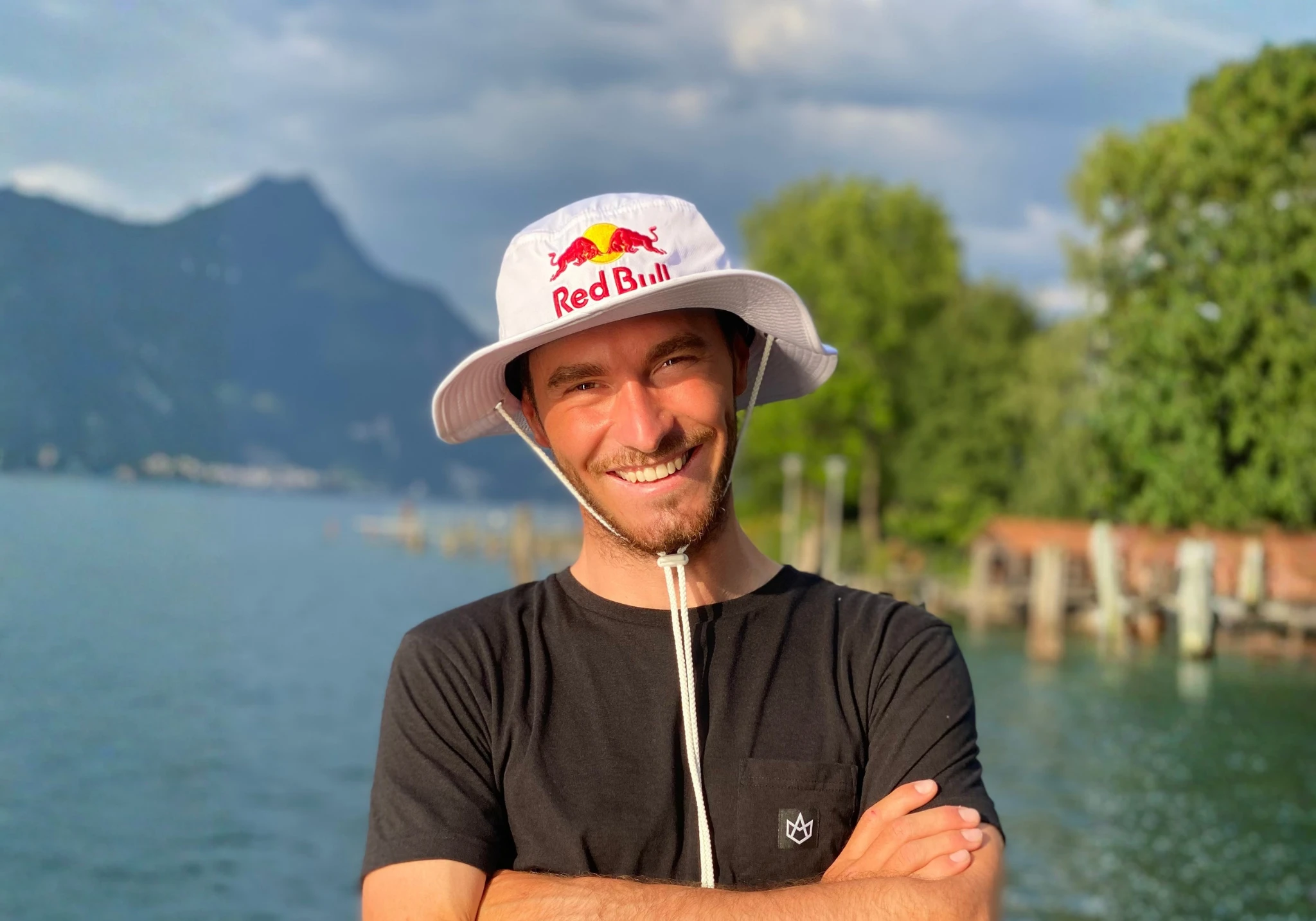 Maxime Chabloz am See vor Bergkulisse